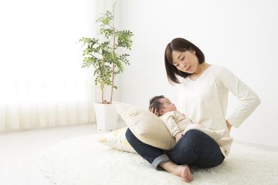 産後の腰痛に悩む女性